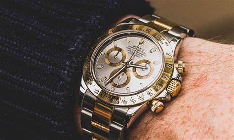 rolex da 40 mila euro|Lo distraggono e gli rubano il Rolex da 10mila euro.